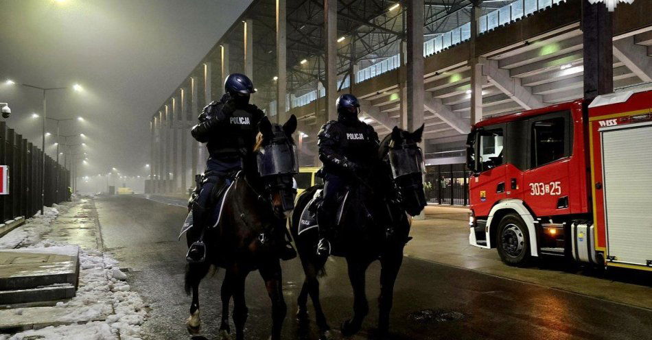 zdjęcie: Zatrzymania i pirotechnika na meczu GKS Katowice z Pogonią / fot. KMP w Katowicach