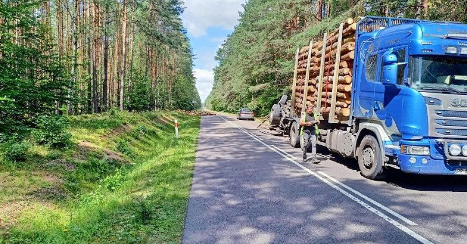 zdjęcie: Na drodze z Koczały do Przechlewa wywróciła się przyczepa z drzewem. Policjanci ustalają szczegóły zdarzenia / fot. KPP w Człuchowie