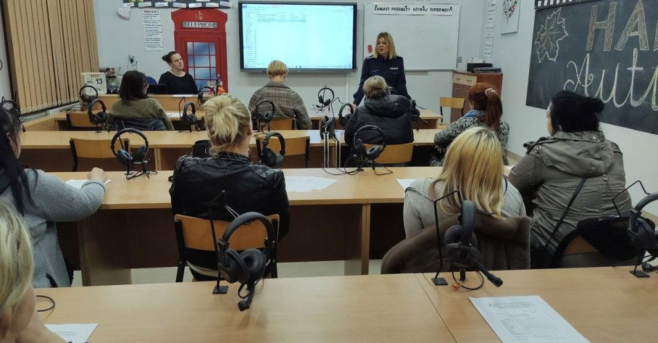 zdjęcie: Policjanci w Gostomi uczą rodziców o bezpieczeństwie w sieci / fot. KPP w Wałczu 1