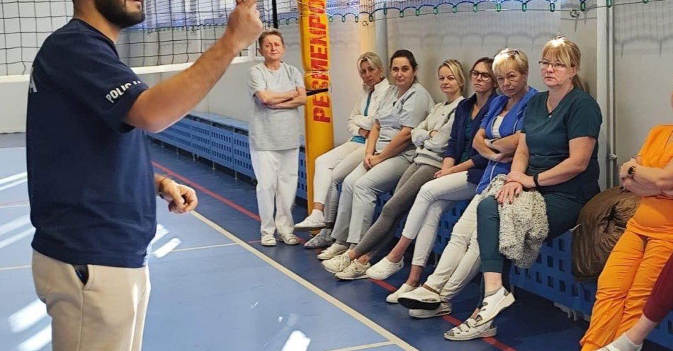 zdjęcie: Policjanci uczą samoobrony pracownice WOLO w Gorzycach / fot. KPP w Wodzisławiu Śląskim