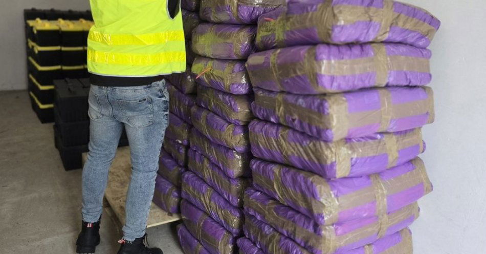 zdjęcie: Policja przejęła 300 kg nielegalnego tytoniu. Podejrzany z Katowic / fot. KMP w Rybniku