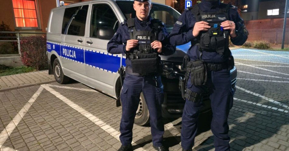 zdjęcie: Czujność wnuka i szybka akcja policjantów uratowały seniorkę / fot. KPP w Tomaszowie Mazowieckim