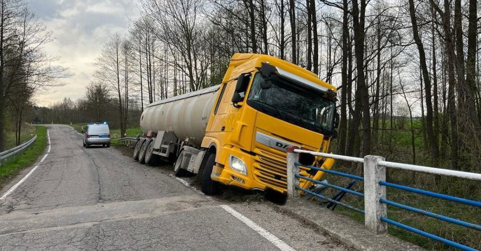 zdjęcie: Pijany kierowca ciężarówki zakończył jazdę na barierkach ochronnych / fot. KPP Sejny