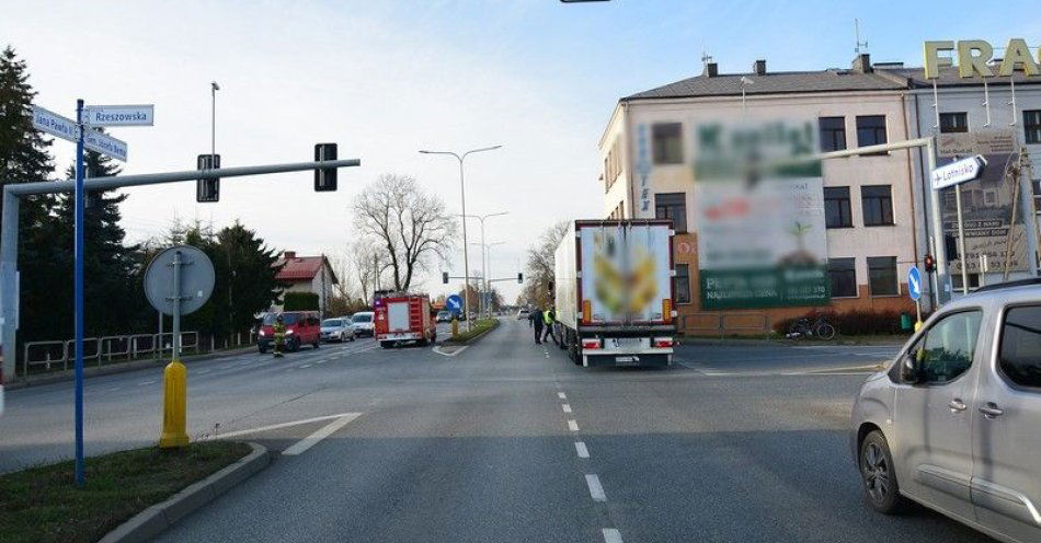 zdjęcie: Ranny 81 letni rowerzysta po zderzeniu z ciężarówką w Krośnie / fot. KMP w Krośnie