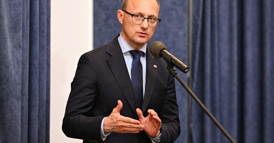 zdjęcie: Leśkiewicz: w styczniu prezydent spotka się z Kosiniakiem-Kamyszem, Siemoniakiem i szefami służb / Warszawa, 11.09.2025. Rzecznik prezydenta RP Rafał Leśkiewicz na konferencji prasowej po posiedzeniu Rady Bezpieczeństwa Narodowego w Pałacu Prezydenckim w Warszawie, 11 bm. Posiedzenie RBN dotyczyło naruszenia polskiej przestrzeni powietrznej przez rosyjskie bezzałogowce. (amb) PAP/Radek Pietruszka