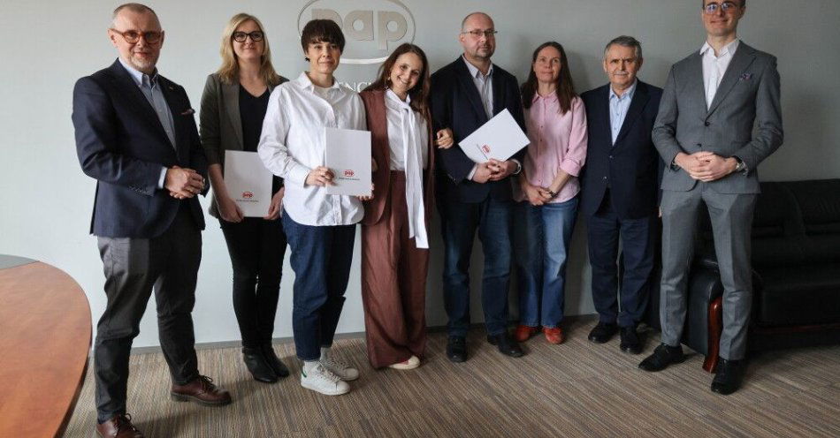 zdjęcie: Fundacja Edukacyjna Perspektywy, PAP i Fundacja PAP podpisały porozumienie o współpracy / Warszawa, 02.04.2026. Prezes Polskiej Agencji Prasowej Marek Błoński (4P), prezes zarządu Fundacji Polskiej Agencji Prasowej Magdalena Chodak (3L), członek zarządu Fundacji Polskiej Agencji Prasowej Magdalena Żuk (2L), prezeska Fundacji Edukacyjnej Perspektywy Bianka Siwińska (4L), założyciel Fundacji Edukacyjnej Perspektywy Waldemar Siwiński (2P), redaktor naczelny Polskiej Agencji Prasowej Wojciech Tumidalski (L), kierownik Działu Nauka PAP Magdalena Barcz (3P) i dyrektor operacyjny Perspektyw