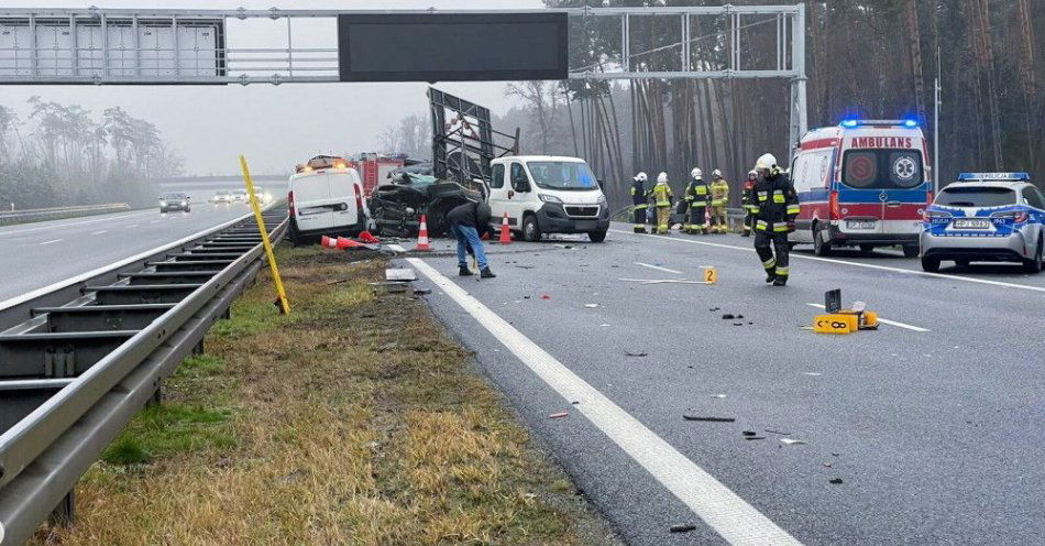 zdjęcie: Na A4 doszło do wypadku; zginęły dwie osoby, sześć zostało rannych / fot. PAP