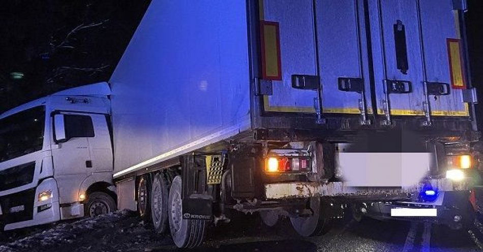 zdjęcie: Ciężarówka wpadła w poślizg i zablokowała drogę krajową. Warunki atmosferyczne nakazują nam ostrożność / fot. KPP w Lęborku