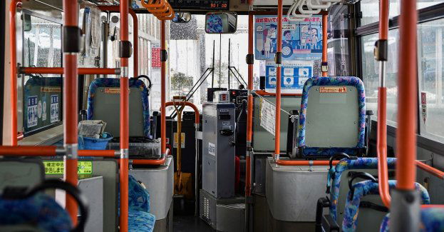 72-latka potrąca na jezdni. Wyszła zza autobusu