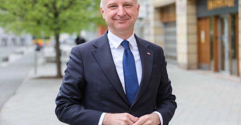zdjęcie: Kolarski o wizycie Macrona: relacje transatlantyckie domeną Pałacu Prezydenckiego; kancelarii premiera - europejskie / Warszawa, 20.04.2026. Sekretarz Stanu w KPRP Wojciech Kolarski przed siedzibą Polskiej Agencji Prasowej w Warszawie, 20 bm. Wojciech Kolarski był gościem Studia PAP.  (jm) PAP/Rafał Guz
