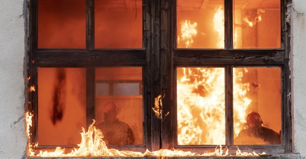 65-latek, ratując się z pożaru, wyskoczył z okna mieszkania na chodnik