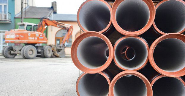 Awaria sieci wodociągowej spowodowała zalanie placu budowy na ulicy Legionów