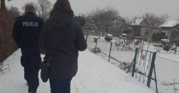 Dzielnicowi z Lubina uratowali mężczyznę przed wychłodzeniem i utratą życia