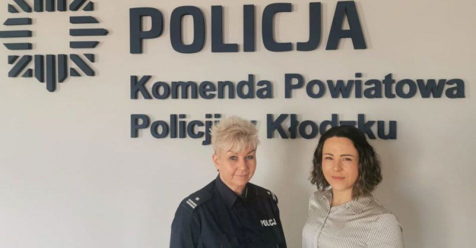 zdjęcie: Możesz zobaczyć nowy odcinek „Senior Online”. Skorzystaj z linku w komunikacie / fot. KPP w Kłodzku