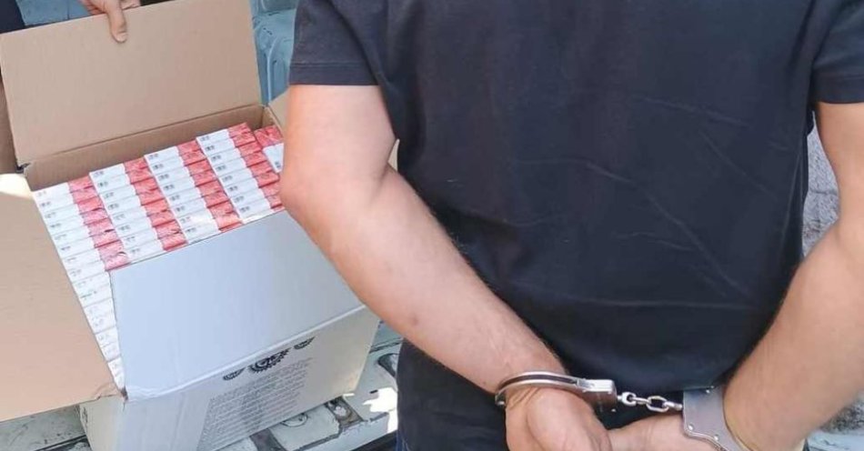 zdjęcie: Policjanci KMP w Tarnowie zabezpieczyli kolejną partię papierosów bez polskich znaków akcyzy / fot. KMP w Tarnowie