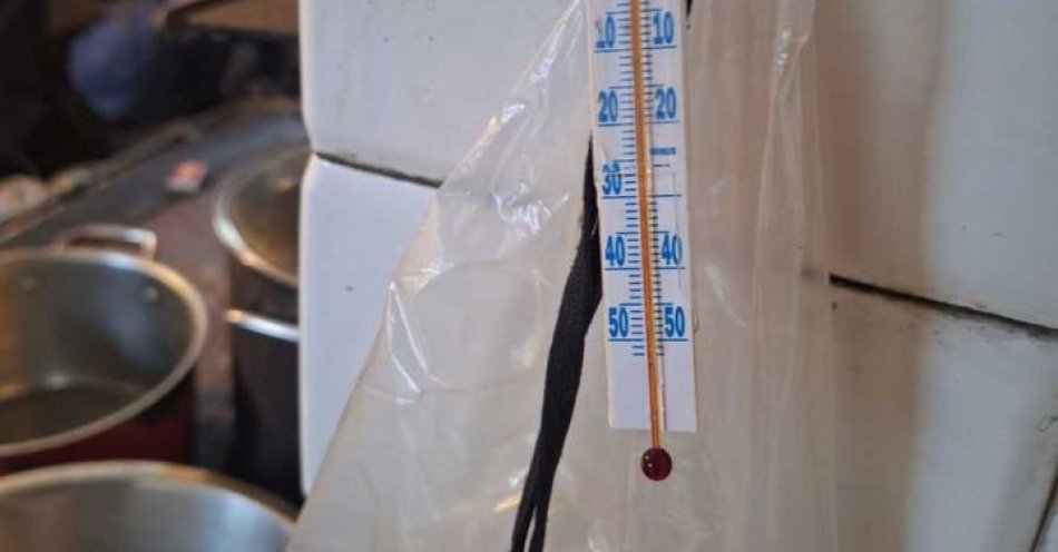 zdjęcie: Policjanci ratują przed wychłodzeniem i apelują o pomoc / fot. KPP Łuków