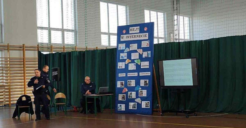 zdjęcie: Debata w Krzynowłodze Małej o hejcie w sieci i bezpieczeństwie / fot. KPP w Przasnyszu