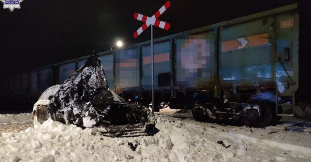 Kierujący Audi wjechał pod pociąg