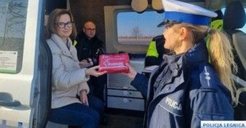zdjęcie: Legniccy policjanci przekazali apteczki kontrolowanym kierowcom / fot. KMP w Legnicy