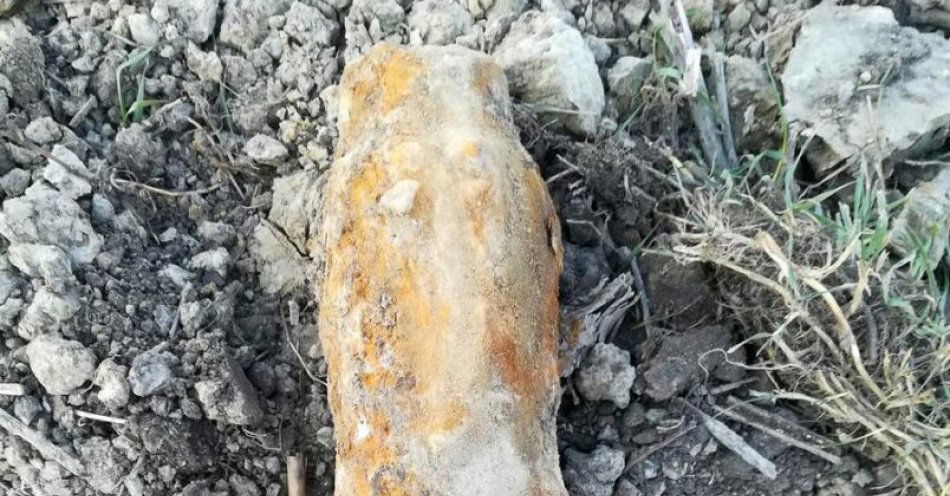 zdjęcie: Znalazł pocisk na polu w gm. Radziejów / fot. KPP w Radziejowie