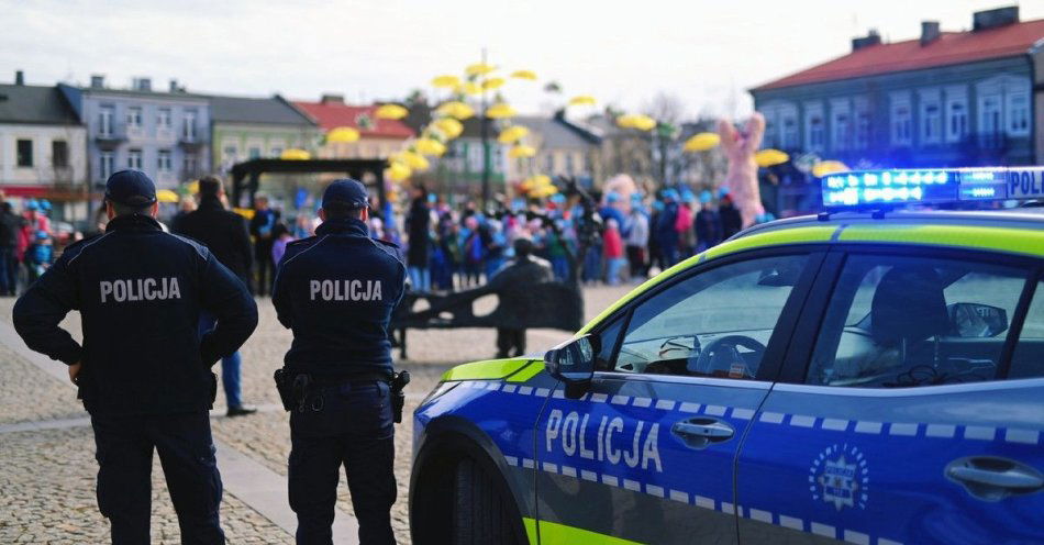 zdjęcie: Niebieskie światła w Skierniewicach dla osób z autyzmem / fot. KMP w Skierniewicach