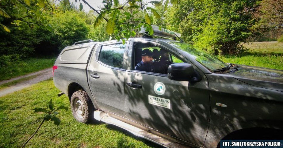 zdjęcie: Wspólny patrol kunowskiego dzielnicowego ze strażą leśną / fot. KPP Ostrowiec Świętokrzyski
