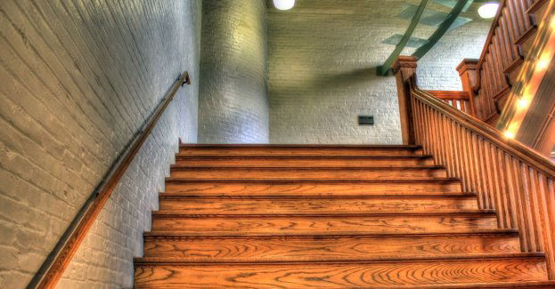 38-latek zatrzymany w sprawie zabójstwa dwóch osób, których ciała znaleziono na klatce schodowej