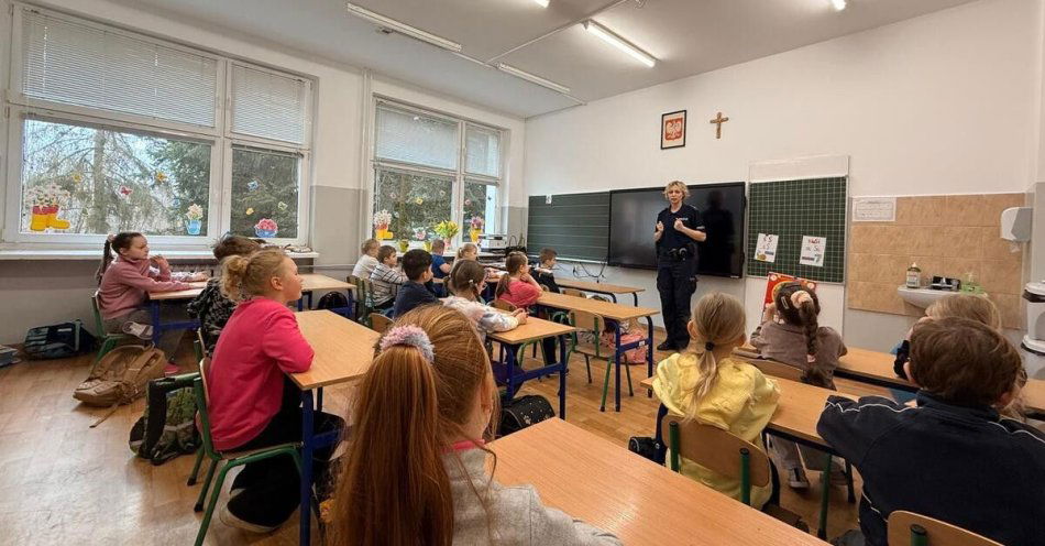 zdjęcie: Policjanci uczą bezpieczeństwa pierwszaków w Świdwinie / fot. KPP w Świdwinie IMG-20260316-WA0027