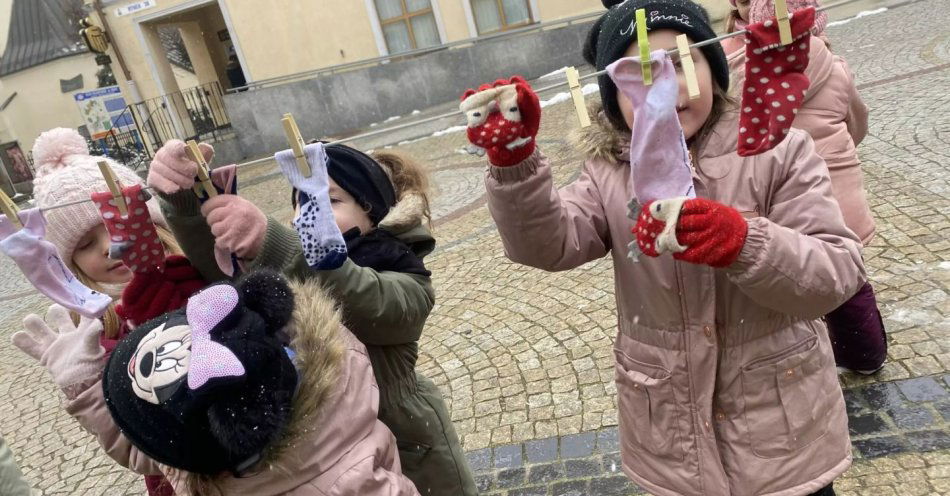 zdjęcie: Kolorowe skarpetki, w geście solidarności, zawisną w polkowickim Rynku / Fot.: d
