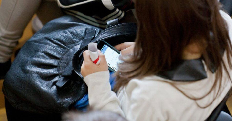 zdjęcie: Ekspert: pełne wyegzekwowanie zakazu używania komórek w szkołach może być trudne / Gorzów Wielkopolski, 22.05.2013. Uczennica przegląda wiadomości na ekranie smartfona podczas szkolnej uroszystości w jednym z gimnazjów w Gorzowie Wielkopolskim, 22 bm. (lm/awol) PAP/Lech Muszyński