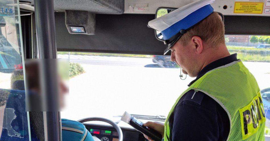 zdjęcie: Policjanci kontrololują autokary przed podróżą / fot. KMP w Lesznie