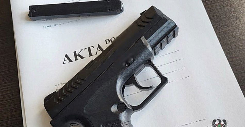 zdjęcie: 20-latek za jednego papierosa może spędzić lata za kratami więziennej celi / fot. KMP w Wałbrzychu