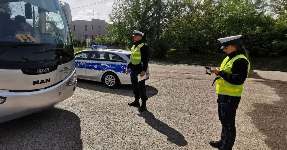 zdjęcie: Sezon wycieczkowy – policjanci sprawdzą stan techniczny autokaru / fot. KPP w Lipnie