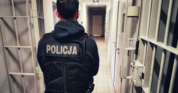 Zdjął z wieszaka kurtkę, założył na siebie i wyszedł ze sklepu