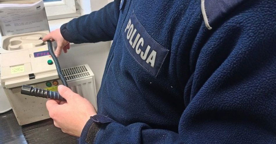 zdjęcie: Kolejna nietrzeźwa kierująca wyeliminowana z ruchu, tym razem przez policjantów prewencji wałbrzyskiej komendy / fot. KMP w Wałbrzychu