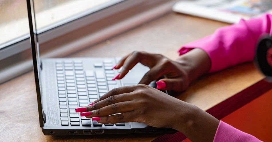 zdjęcie: Zbliża się święto zakochanych. Uważaj, żeby przez internetową miłość nie stracić swoich pieniędzy / pixabay/8499942