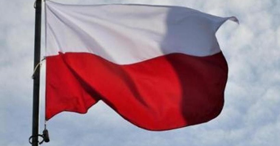 zdjęcie: Wspólne odśpiewanie hymnu na Placu Zwycięstwa i Wolności / fot. KPP w Pszczynie