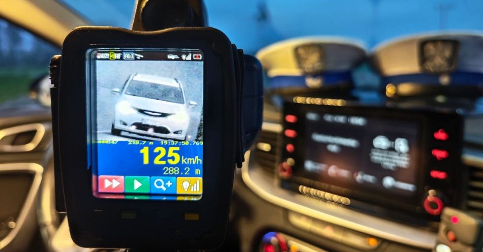 zdjęcie: Pięciu zatrzymanych piratów drogowych na ul. Wyzwolenia w Strzegowie. Jechali z prędkością ponad 100 km/h / fot. KPP w Mławie