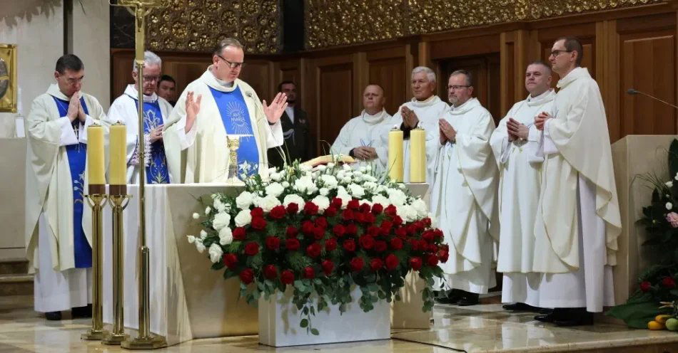 zdjęcie: Bp Lechowicz do żołnierzy: cud bezpieczeństwa, pokoju i wolności kosztuje wiele trudu i poświęcenia / Warszawa, 15.08.2026. Ordynariusz polowy WP bp Wiesław Lechowicz (2L) i ks. Jarosław Wąsowicz (3L) na mszy świętej w intencji Ojczyzny i polskich żołnierzy, 15 bm. w Katedrze Polowej Wojska Polskiego w Warszawie. Trwają obchody Święta Wojska Polskiego, które w tym roku odbywają się pod hasłem „Polska SAFE - bezpieczna Polska”. (mr) PAP/Albert Zawada