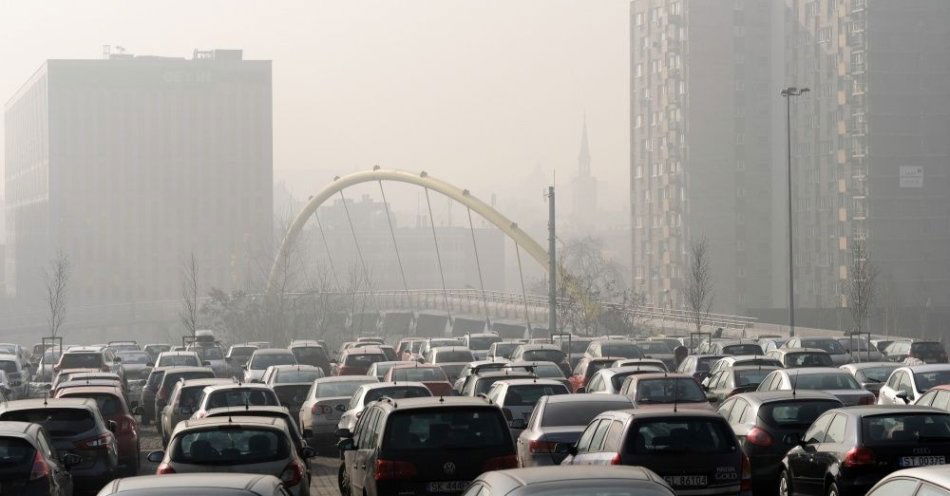 zdjęcie: Gęsty smog wpływa również na osoby niechorujące / fot. PAP