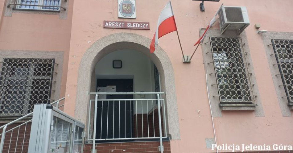 zdjęcie: Kierował wbrew 3  dożywotnim zakazom sądowym. Usłyszał wyrok w trybie przyspieszonym / fot. KMP w Jeleniej Górze