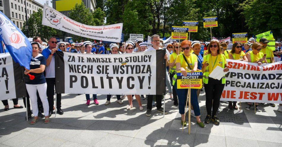 zdjęcie: Pielęgniarki i położne protestowały w stolicy przeciw dysproporcji w zarobkach i degradacji ich zawodów / fot. PAP