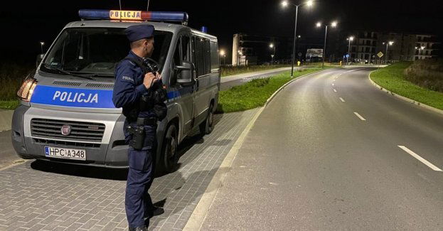 Pijany kierowca zapatrzył się na radiowóz i uderzył w krawężnik