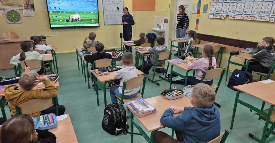 zdjęcie: Policjantki uczyły dzieci zasad bezpieczeństwa w Działdowie / fot. KPP w Działdowie wizyta policjantek w szkole