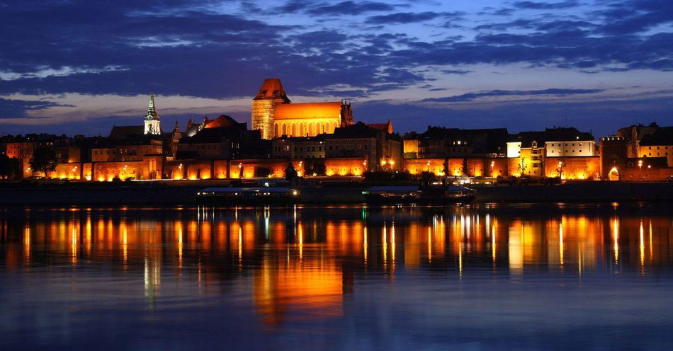 zdjęcie: Toruń pobił rekord! 2,7 mln turystów w 2025 roku / Stare Miasto w Toruniu nocą. Fot. Lestat (Jan Mehlich) / Wikimedia Commons, CC BY-SA 3.0