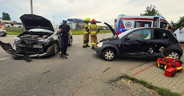 Policjanci pracowali na miejscu wypadku w Dziemianach