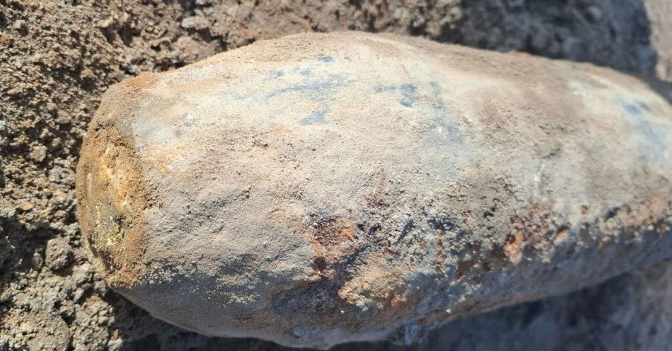 zdjęcie: Niewybuch z II wojny odkryto przy budowie drogi w Bronowicach / fot. KPP Puławy