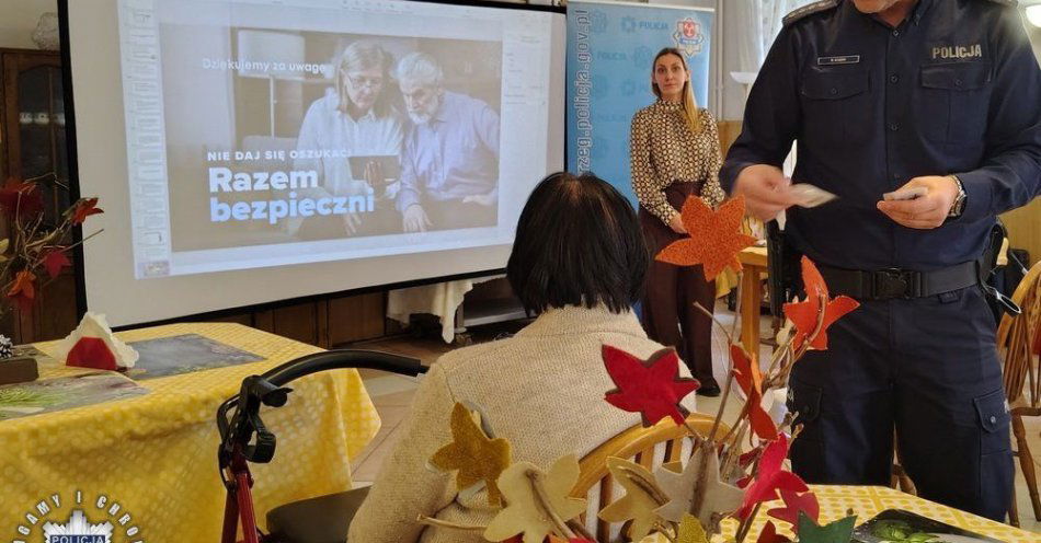 zdjęcie: Razem Bezpieczni seniorzy uczą się bezpieczeństwa w sieci / fot. KPP Brzeg