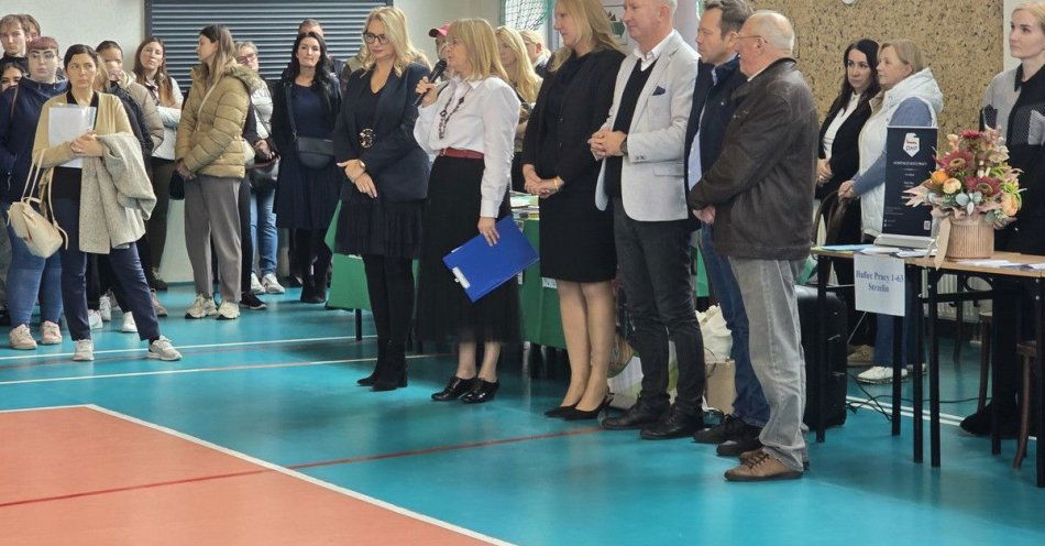 zdjęcie: Policja zachęca na Targach Pracy w Strzelinie / fot. KPP w Strzelinie POLICYJNE STOISKO NA TARGACH PRACY