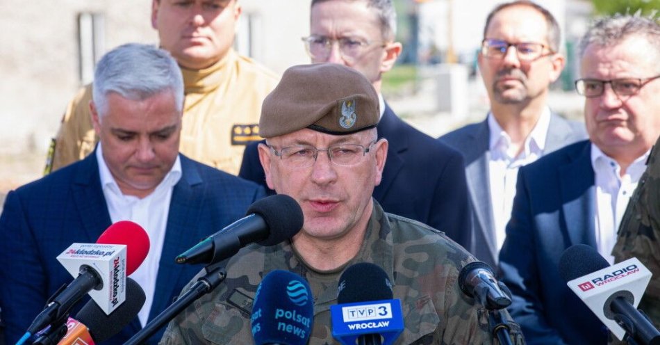 zdjęcie: Koniec operacji Fenix, ale wojsko zostaje na terenach popowodziowych / fot. PAP